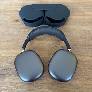 Apple AirPods Max in Space Gray